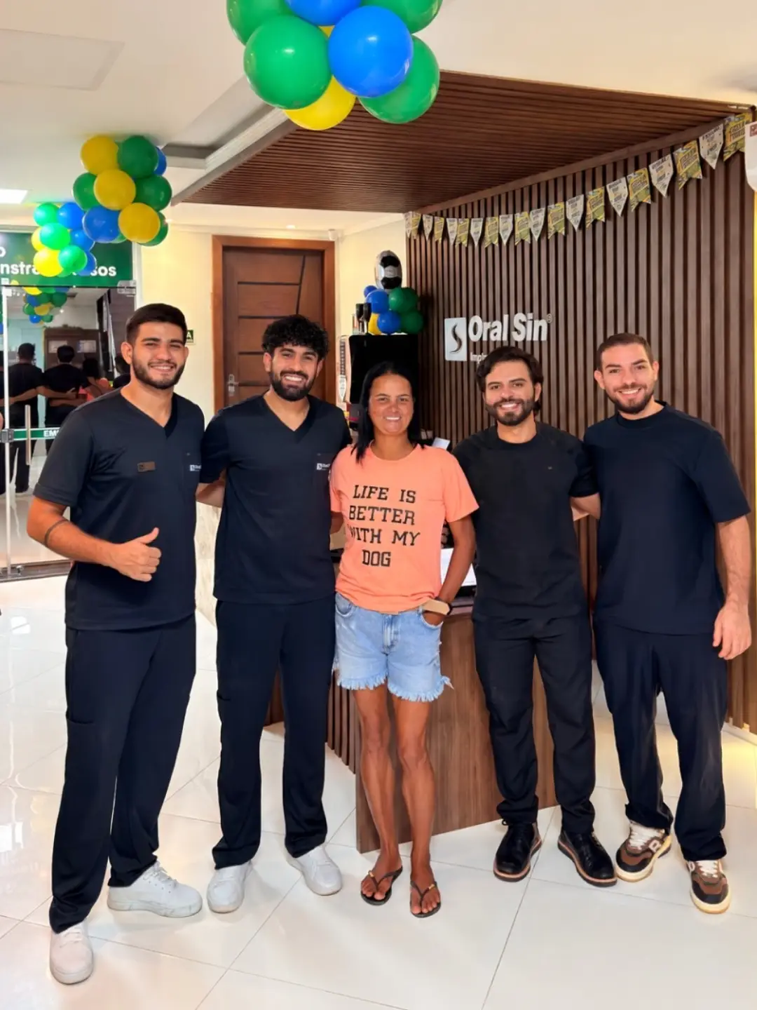Paciente da Oral Sin Itaituba junto ao Dr. Dalton e à equipe da unidade